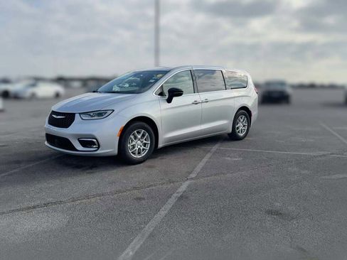 New 2026 Chrysler Pacifica Select image 4