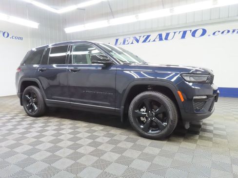 Used 2025 Jeep Grand Cherokee Limited w/ Luxury Tech Group II AWD/4WD image 3