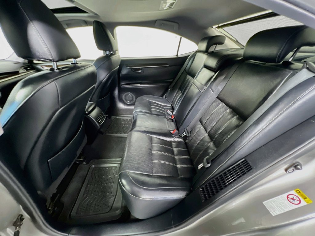 Used 2016 Lexus ES 300h w/ Luxury Package w/Wood Trim FWD image 25