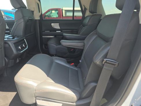 Used 2025 Ford Expedition Active AWD/4WD image 3