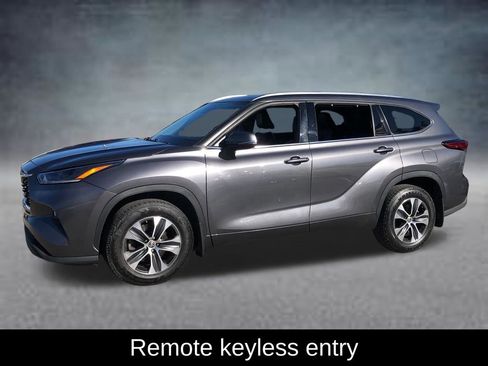 Used 2021 Toyota Highlander XLE AWD/4WD image 8