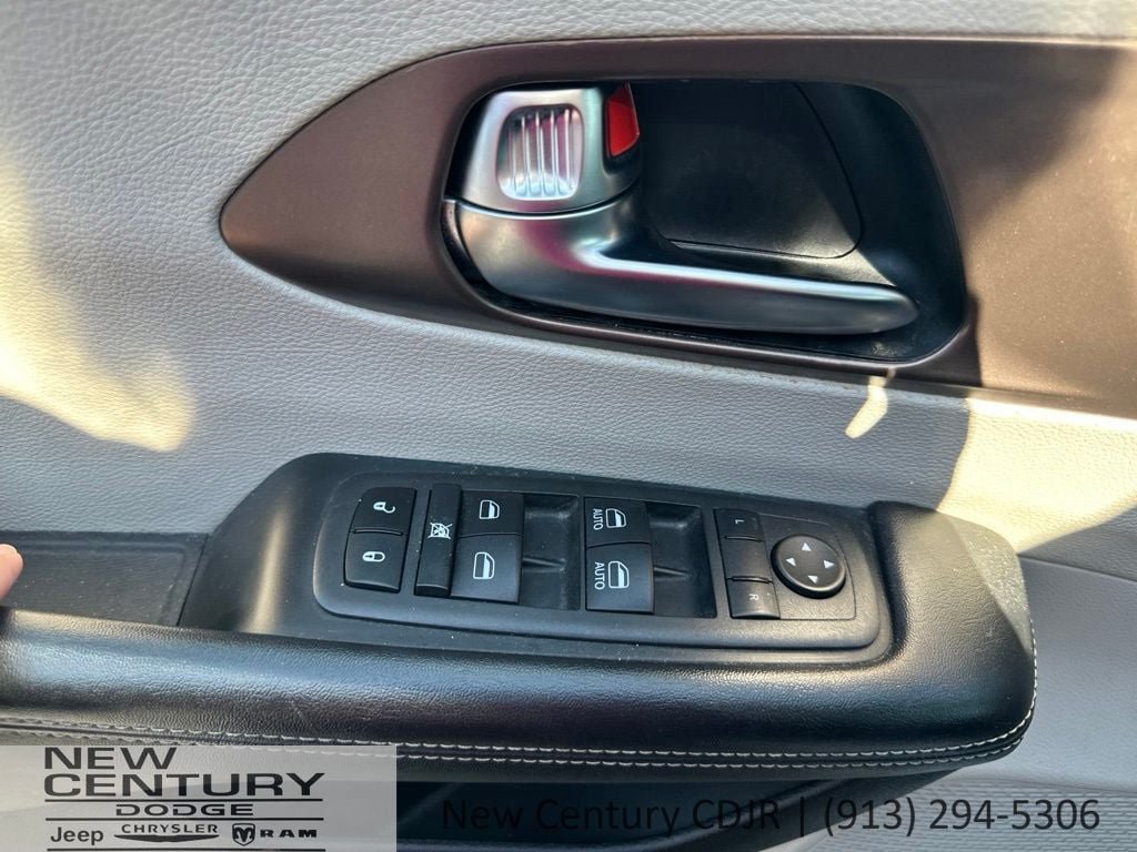 Used 2022 Chrysler Voyager LX FWD image 14