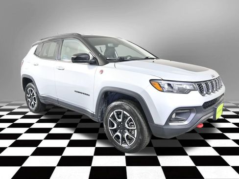 Used 2024 Jeep Compass Trailhawk AWD/4WD image 11
