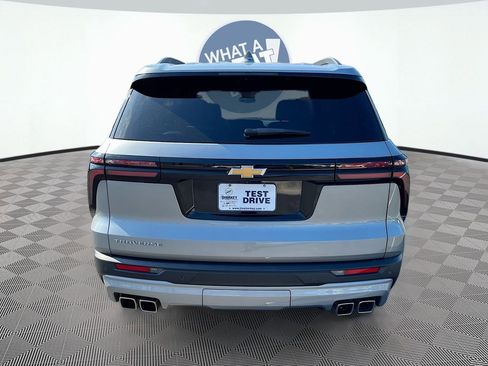 Used 2025 Chevrolet Traverse LT FWD image 7