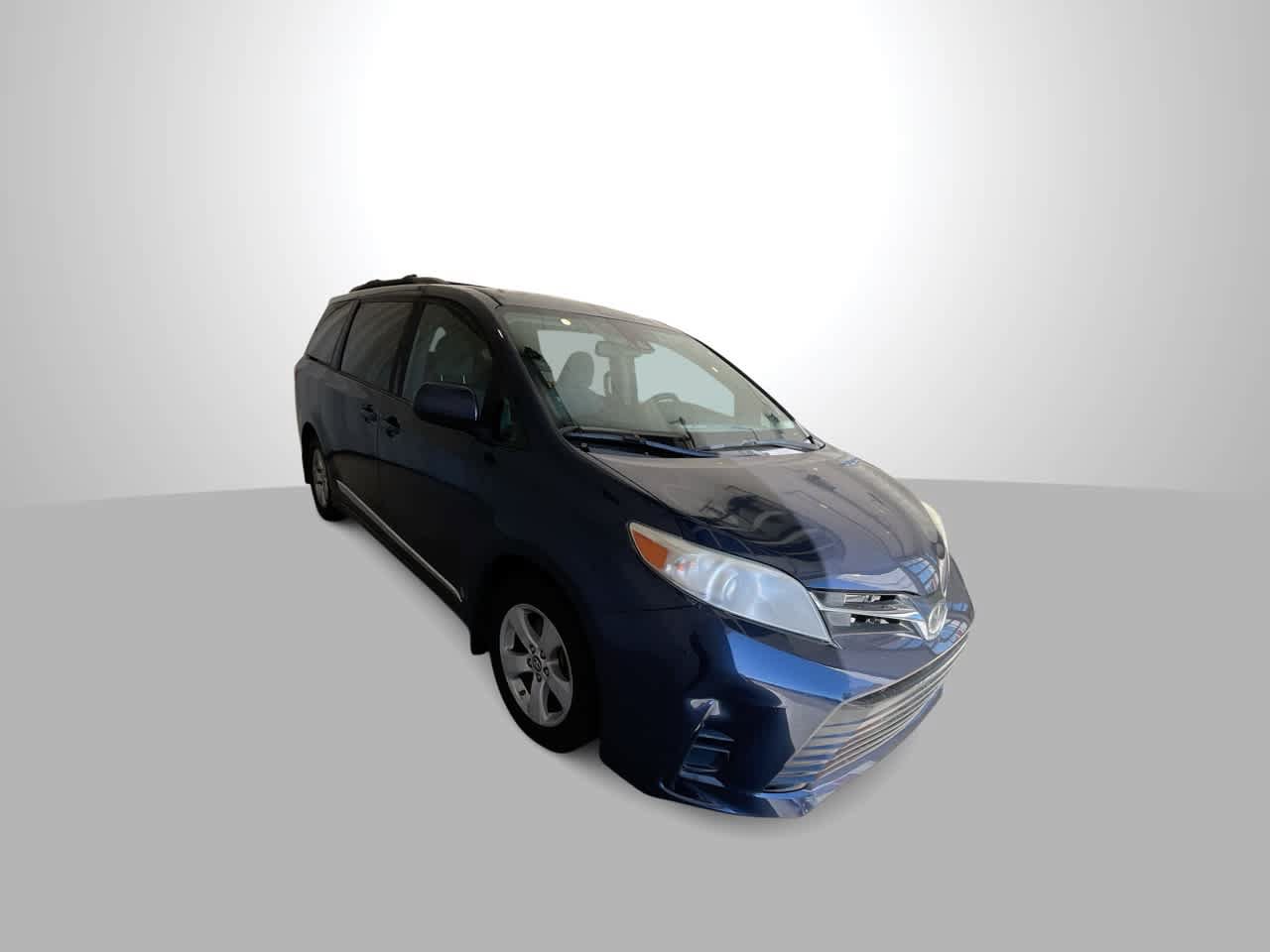 Used 2020 Toyota Sienna LE w/ Protection Package FWD image 2