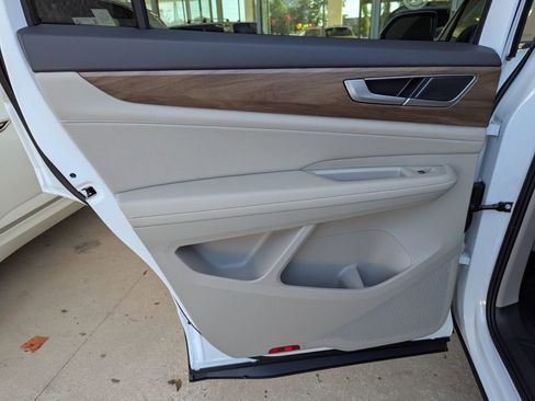 New 2026 Volkswagen Atlas SE image 28