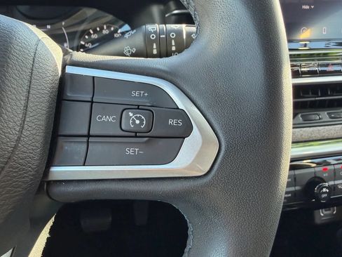 Used 2022 Jeep Compass Latitude FWD image 17