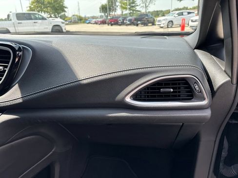 Used 2025 Chrysler Pacifica Limited FWD image 28