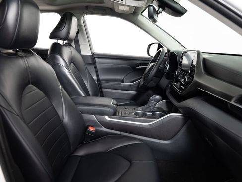 Used 2022 Toyota Highlander XLE FWD image 30