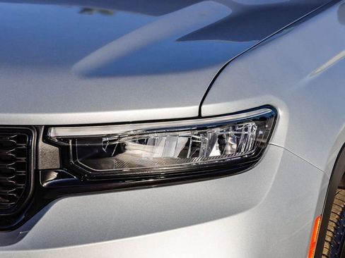 New 2025 Jeep Grand Cherokee Altitude image 5