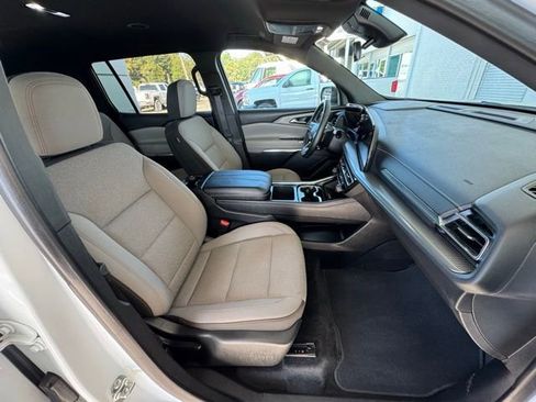 Used 2025 Chevrolet Traverse LT image 16