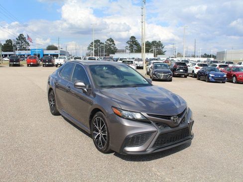 Used 2021 Toyota Camry SE image 2