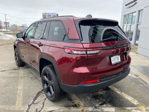 Used 2025 Jeep Grand Cherokee Altitude image 3