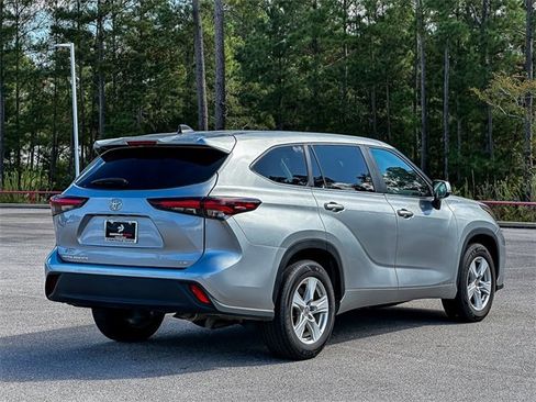 Used 2024 Toyota Highlander LE image 8