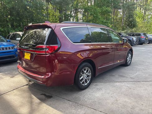 Used 2021 Chrysler Pacifica Touring FWD image 6
