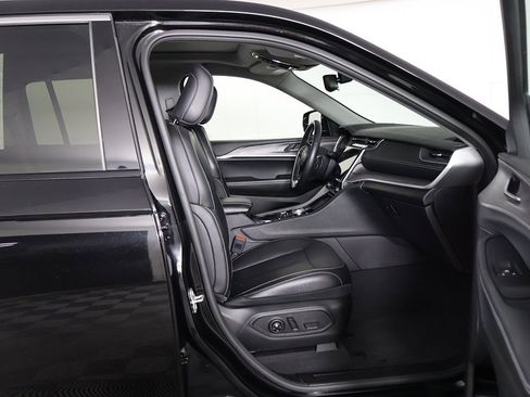 Used 2022 Jeep Grand Cherokee Limited image 32