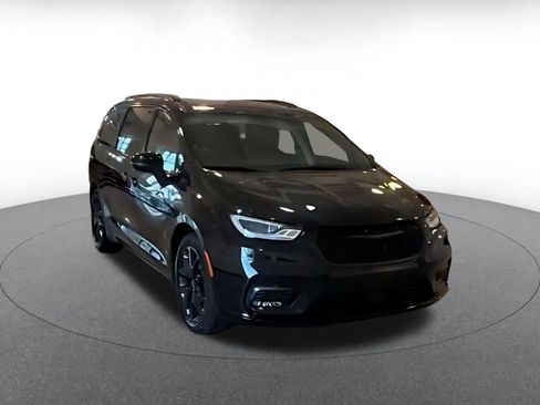 Used 2025 Chrysler Pacifica Limited FWD image 14
