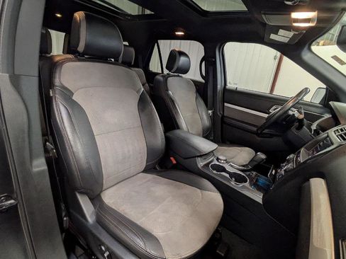 Used 2017 Ford Explorer XLT w/ Equipment Group 202A image 5
