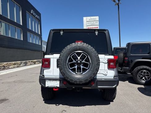 Used 2025 Jeep Wrangler Unlimited Rubicon w/ Convenience Group AWD/4WD image 4