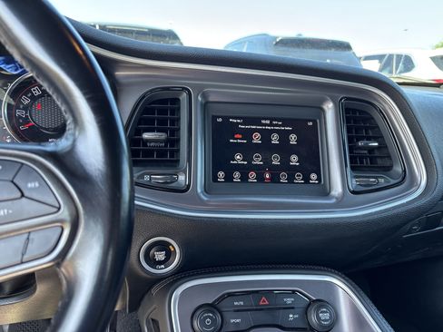 Used 2020 Dodge Challenger SXT RWD image 31