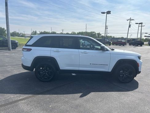 Used 2023 Jeep Grand Cherokee Limited w/ Black Appearance Package AWD/4WD image 20