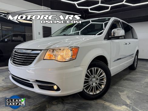 Used 2015 Chrysler Town & Country Touring-L w/ Driver Convenience Group image 1
