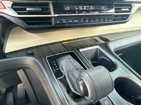 Used 2023 Toyota Sienna Platinum FWD image 29