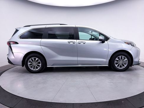 Used 2025 Toyota Sienna XLE FWD image 44