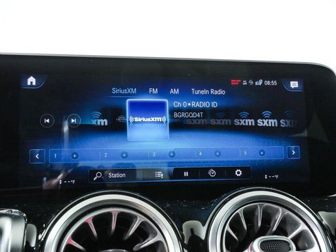 Used 2021 Mercedes-Benz GLB 250 4MATIC image 13