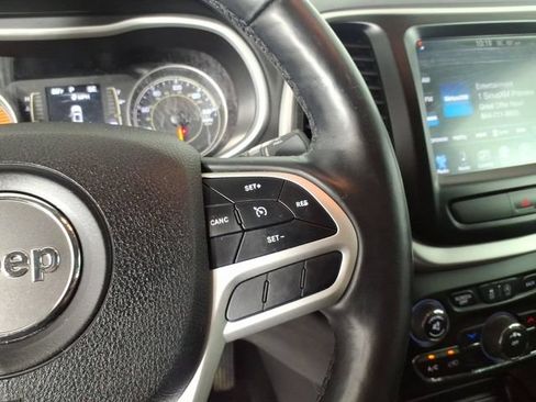 Used 2018 Jeep Cherokee Latitude Plus w/ Cold Weather Group AWD/4WD image 18