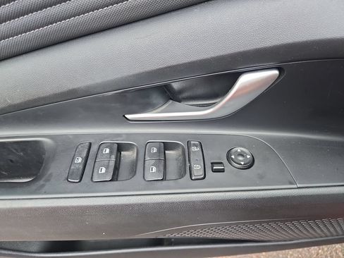 Used 2022 Hyundai Elantra Limited FWD image 18