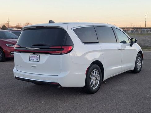 New 2026 Chrysler Pacifica Select image 3