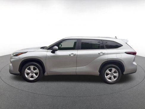 Used 2025 Toyota Highlander LE FWD image 9