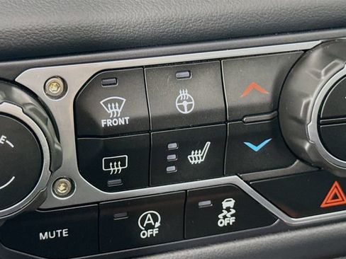 Used 2025 Jeep Wrangler Unlimited Sahara AWD/4WD image 20