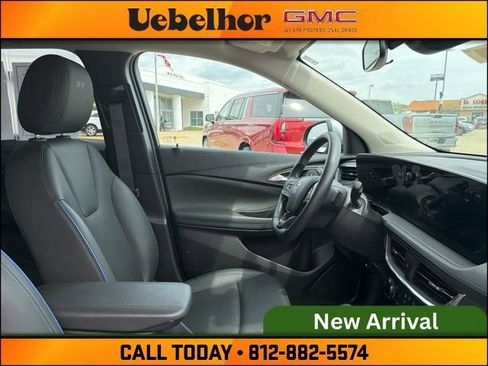 Used 2025 Buick Encore GX Sport Touring image 2