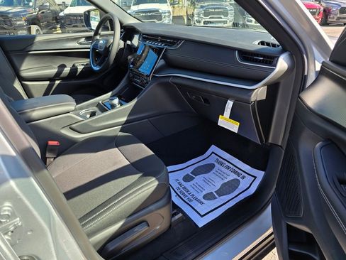 New 2025 Jeep Grand Cherokee L Laredo image 30