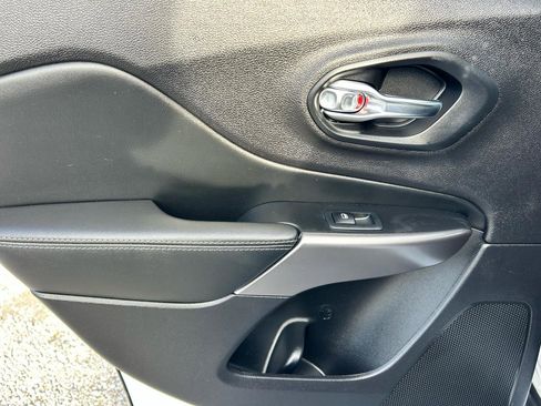 Used 2021 Jeep Cherokee Limited image 15