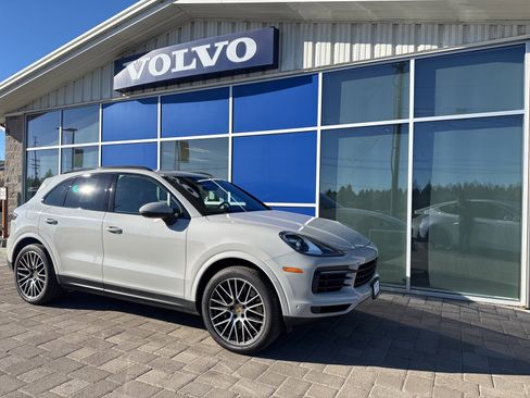 Used 2022 Porsche Cayenne Base image 1