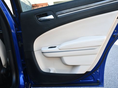 Used 2019 Chrysler 300 Touring w/ Chrome Appearance Package image 19