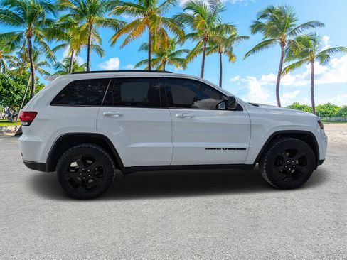 Used 2018 Jeep Grand Cherokee Laredo image 2