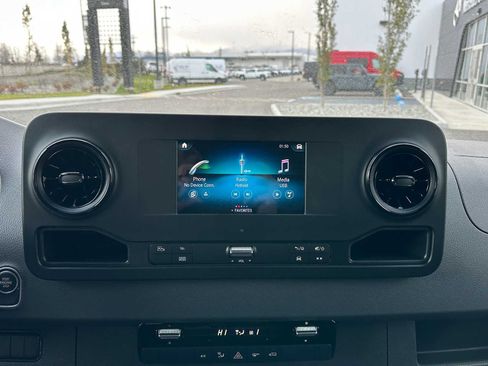 Used 2024 Mercedes-Benz Sprinter 2500 image 27