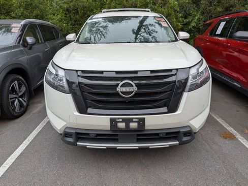 Used 2023 Nissan Pathfinder SL w/ Black Appearance Package AWD/4WD image 6