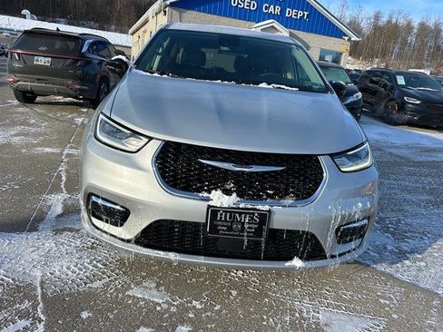 Certified 2024 Chrysler Pacifica Touring-L image 3