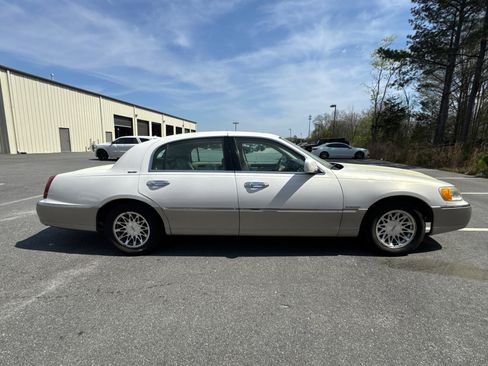 Used 2001 Lincoln Town Car Signature image 4