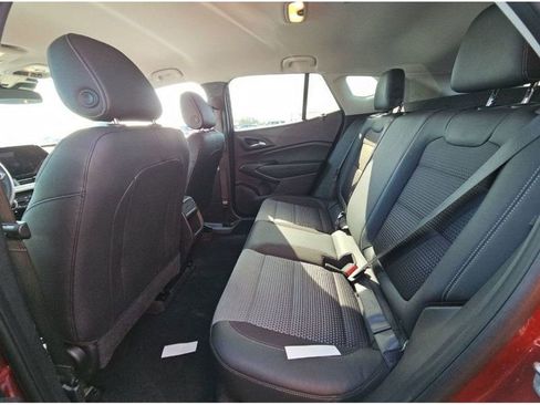 Used 2025 Chevrolet Trax LT w/ LT Convenience Package image 8