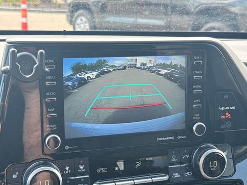 Used 2021 Toyota Highlander XLE AWD/4WD image 26
