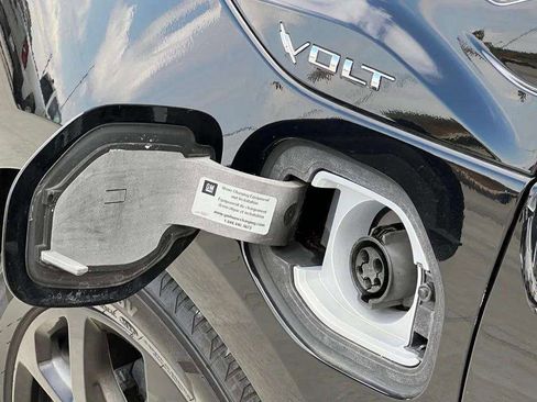 Used 2017 Chevrolet Volt Premier w/ Driver Confidence II Package FWD image 9