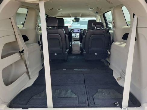 Used 2023 Chrysler Pacifica Touring-L FWD image 18