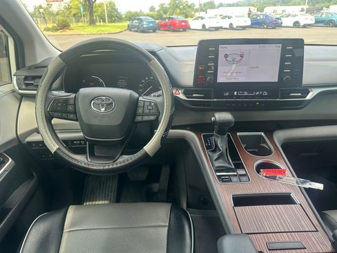 Used 2024 Toyota Sienna LE AWD/4WD image 16