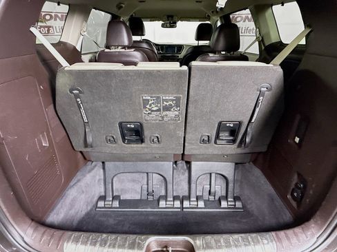 Used 2017 Kia Sedona SX Limited image 28